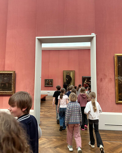 Die Klasse 4b unserer Elisabeth-Abegg-Grundschule hat an einer Führung zum Thema „Porträt“ in der Gemäldegalerie...