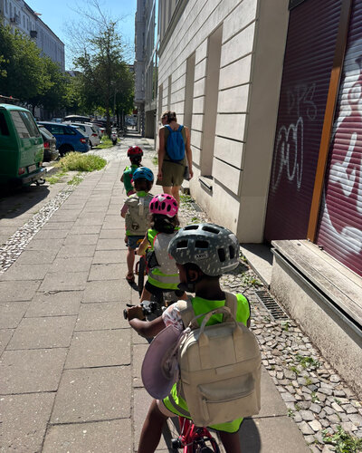 Bei schönstem Wetter ging es für die Kinder unserer Kita Bunte Burg raus an die frische Luft – und diesmal aufs Rad....